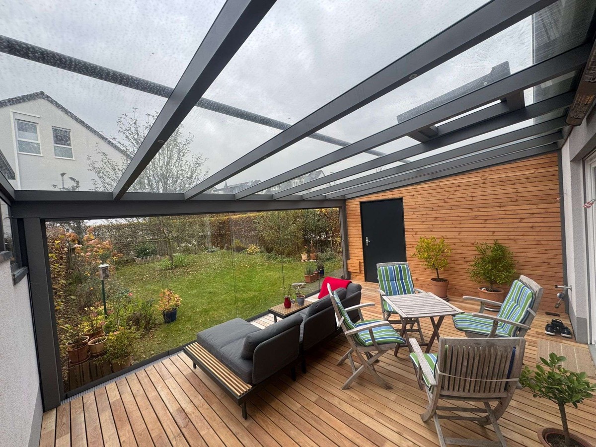 Kaltwintergarten an einer Terrasse in der Eifel